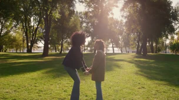 Familie aanraken neuzen hand in hand in gouden zonlicht park closeup. — Stockvideo