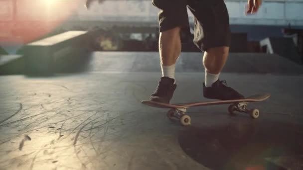 Экстремальный скейтбордист прыгает на скейтборде снаружи. Активный человек падает. — стоковое видео