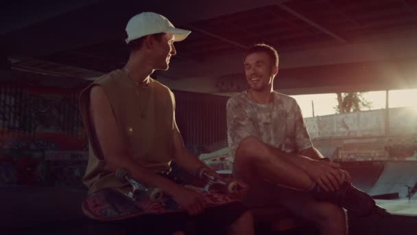Adolescentes felices riendo juntos al aire libre. Amigos disfrutando de conversación. — Vídeos de Stock