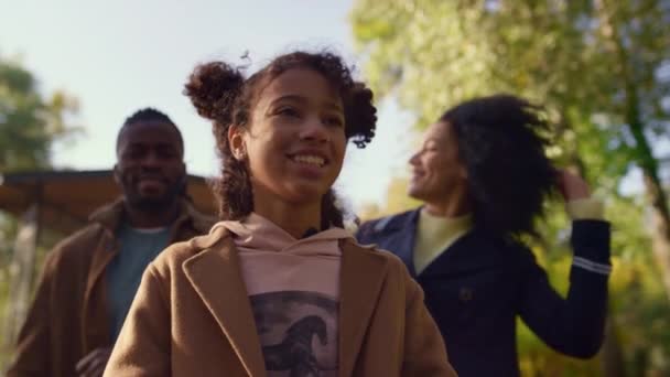 Retrato feliz hija paseo parque con sonrientes padres. Concepto familiar idílico. — Vídeos de Stock