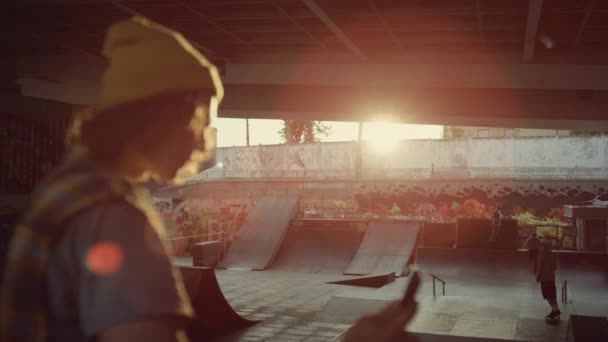 Tiener poseert mobiele telefoon camera op skate park. Man neemt selfie foto. — Stockvideo