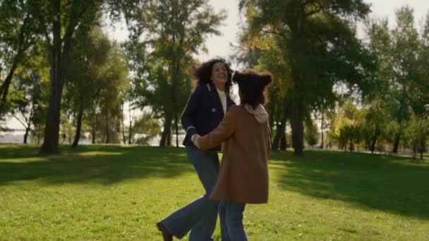 Feliz mamá jugando hija en el día soleado en el parque. Concepto de maternidad alegre. — Vídeo de stock