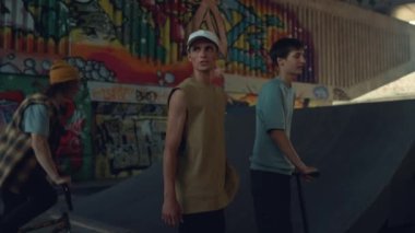 Sıradan çocuklar birlikte paten parkında rahatlıyor. Aktif erkek gençler iletişim kuruyor.. 