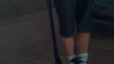 Kaykay parkında scooter 'da takla atan ekstrem bir sürücü. Gençler gösteri yapıyor.