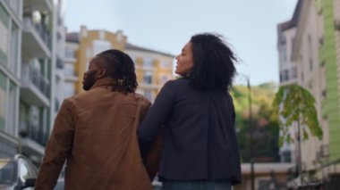 Evli çift yürüyen binalar modern konut kompleksi yan yana..