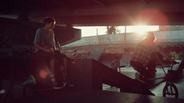 Adolescentes ativos passando tempo juntos no espaço urbano. Pessoas ativas praticando. — Vídeo de Stock