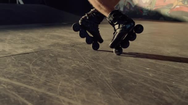 屋外に乗って極端なローラースケート。公園のローラーブレードの男の足. — ストック動画