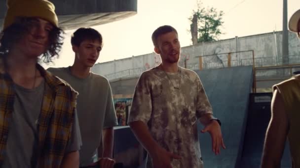 Calme hipsters marchant ensemble dans skatepark. Garçons profiter du temps à l'air frais — Video