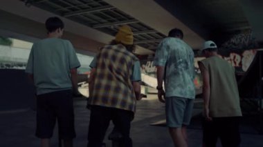 Gençlerin arkadaşlarıyla şehir kaykay parkında buluşuyorlar. Gençlik kültürü