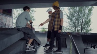 Gençler dışarıda birlikte vakit geçiriyorlar. Hipster arkadaşlar sosyalleşiyor. 