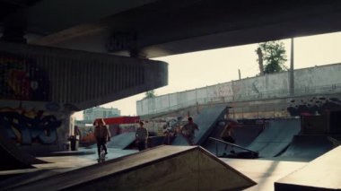 Aktif arkadaşlar eğlence için kaykay parkında birlikteler. Gençler eğleniyor..