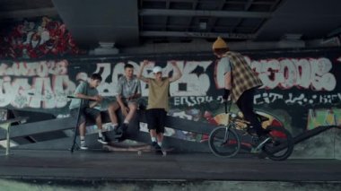 BMX bisikleti yarışmasına hazırlanırken sıradan gençler adamı destekliyor.. 