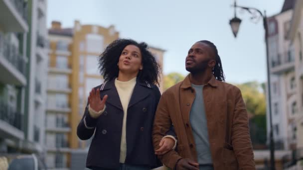 Afrikanska par promenader stad bostadsområde diskuterar framtidsplaner. — Stockvideo