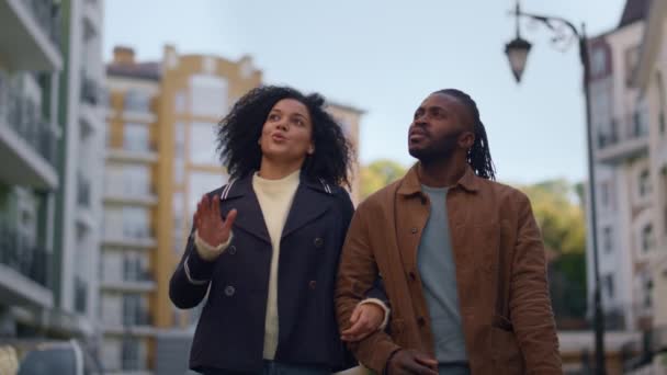 Pareja afroamericana caminando área residencial de la ciudad discutiendo planes futuros. — Vídeos de Stock