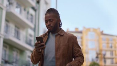 Sıradan bir adam telefon görüşmesi yapıyor. Yürüyüş şehir sokak portresi. Kentsel yaşam tarzı konsepti