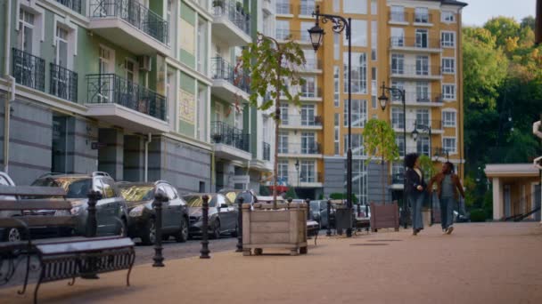 Spannend koppel wandelen stad straat samen op moderne residentiële complex. — Stockvideo