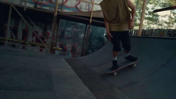 Скейт-пансион делает трюки в чаше в городском скейтпарке. Обучение вождению. — стоковое видео