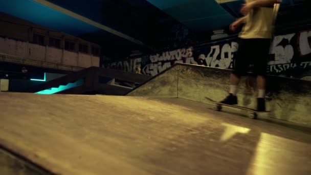 Persone attive che cavalcano insieme allo skate park urbano della città. Giovani professionisti. — Video Stock