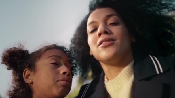 Portræt glad mor datter taler i gyldent sollys. Familie gør selfie. – Stock-video