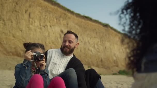 Kleine Kinder spielen Fotograf im Strandurlaub. Lächelnde Familie im Urlaub — Stockvideo