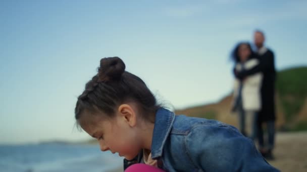 Menina desfrutando de praia dia ensolarado em férias em família. Miúdo bonito jogando ao ar livre — Vídeo de Stock