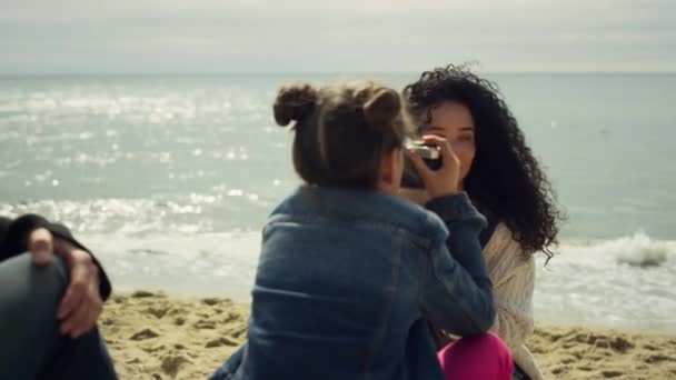 Keluarga yang baik bermain foto di pantai. Ibu anak mengambil foto di luar ruangan. — Stok Video