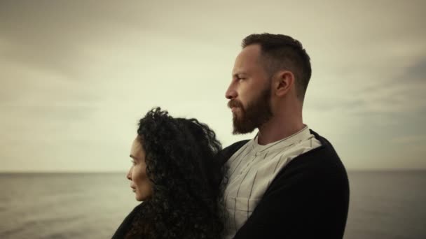 Pareja de pie playa de mar de vacaciones. Amantes multiétnicos disfrutando viaje en familia. — Vídeo de stock