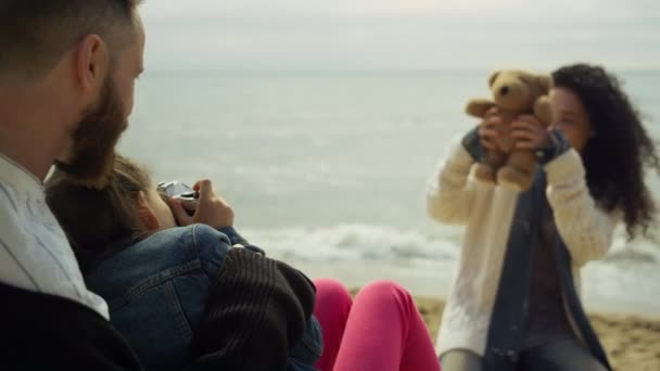 Familie beim Fotografieren am Strand. Papa Mama Kind Ruhe am Frühlingsufer. — Stockvideo