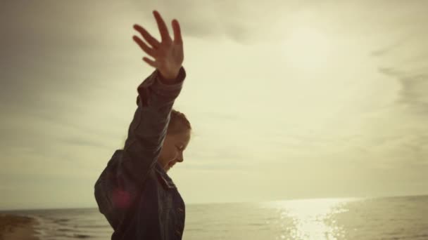 Adorabile ragazza che gioca mare sulla spiaggia dell'oceano del mattino. Ragazzo carino divertirsi in vacanza — Video Stock