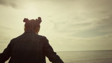 Deniz kıyısında oyun oynayan mutlu çocuk. Gülümseyen tatlı kız aile tatilinin tadını çıkar.