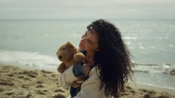 Mulher latina posando praia do mar. Linda senhora modelagem segurando ursinho fora — Vídeo de Stock