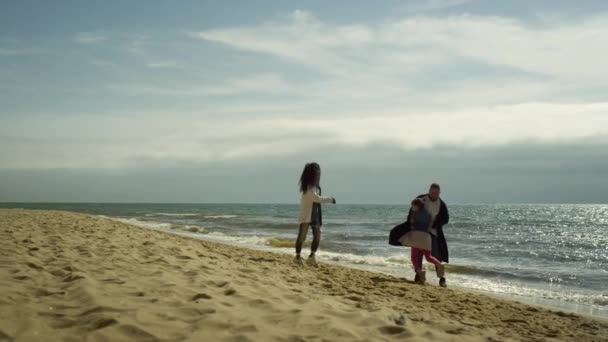 Glada familjen har kul semester på havet stranden. Positiva människor leker vid havet. — Stockvideo