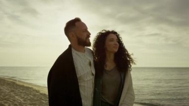 Mutlu aşıklar açık havada deniz batımında yürüyor. İspanyol çift sahilde eğleniyor..