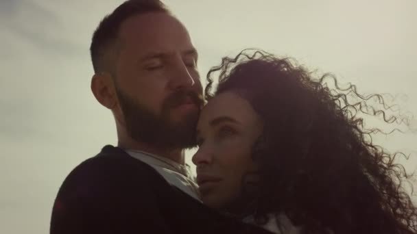 Amantes multiétnicos abrazándose al aire libre al atardecer. Atractivo pareja amor juntos. — Vídeos de Stock