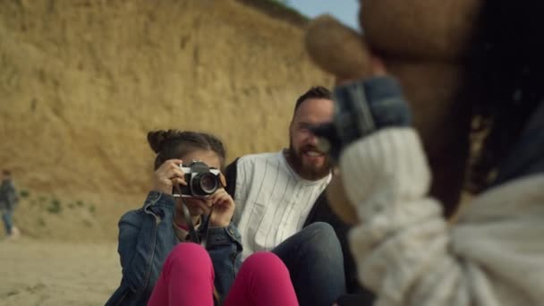 Aranyos gyerek élvezni fotózás családi strand piknik. A boldog család lazítson a természeten.. — Stock videók