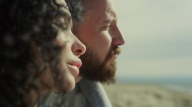 Deniz kıyısında sakin görünen çift yüzü. İnsanlar doğayı yakından izlemeyi severler..