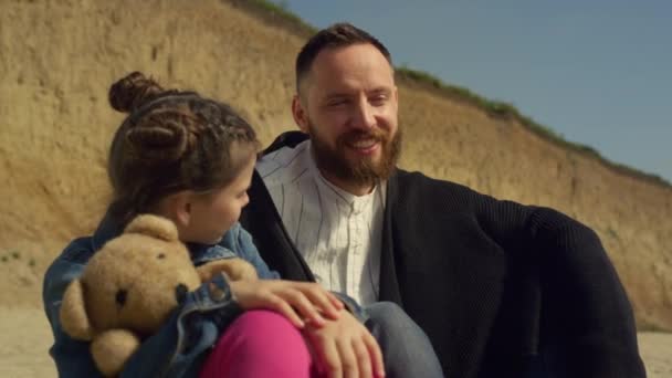 Niño papá feliz sonriendo en la playa. Familia encantadora relajarse juntos al aire libre. — Vídeo de stock