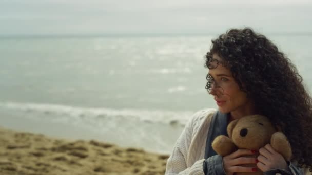 Hermosa señora relajante playa junto al mar. Mujer hispana jugando peluche afuera. — Vídeos de Stock