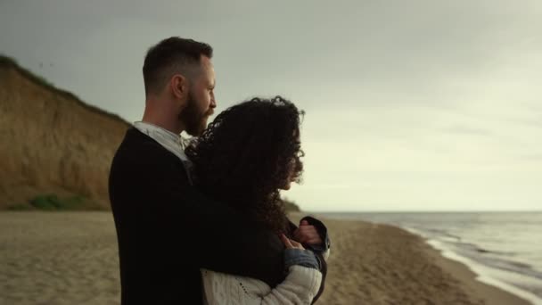 Hermosos amantes abrazándose juntos en la costa de la playa. Pareja disfrutar de la naturaleza. — Vídeos de Stock