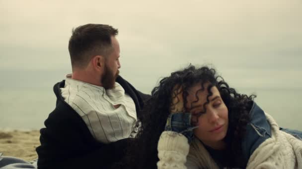 Jeune couple plage de refroidissement. Des gens calmes allongés sur fond de nature de paysage marin. — Video