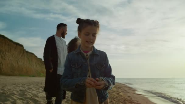 Sjov familie nyder strandferie sammen. Folk gruppe gå havet landskab. – Stock-video