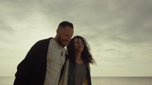 Coppia multietnica a piedi spiaggia sul mare tramonto. Due persone godono di natura romantica — Video Stock
