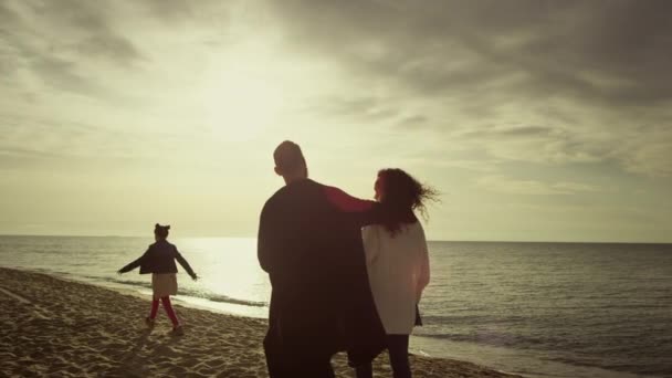 Relajada familia caminando playa de arena al atardecer cielo naturaleza. La gente disfruta de vistas al mar. — Vídeos de Stock