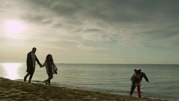 Persone adorabili a piedi riva tramonto spiaggia. Famiglia giocoso divertirsi in vacanza al mare — Video Stock