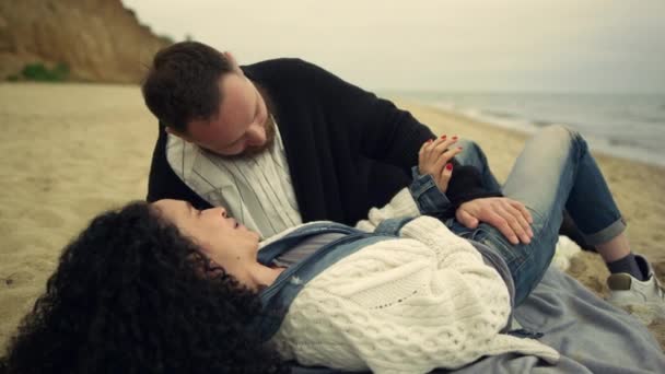 Paar genießt romantisches Date am Strand. Fröhliche Menschen flirten gemeinsam auf See. — Stockvideo