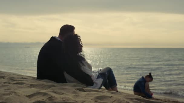 Familie suchen Sonnenuntergang Strand im Urlaub am Meer. Menschen genießen Zeit an der Küste. — Stockvideo
