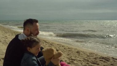 Aile grubu, Sunlight Sea Beach 'te fotoğraf çekiyor. İnsanlar doğayı sever.