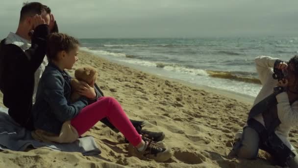 Vreugdevolle familie die foto 's maakt op oceaanstrand zand. Mensen ontspannen samen op zand. — Stockvideo