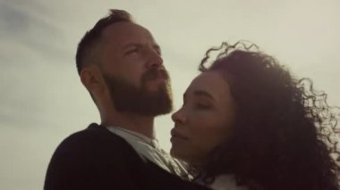 Romantik insanlar birbirine bakar. İki insan gün batımında rüzgarın esmesinden hoşlanır..