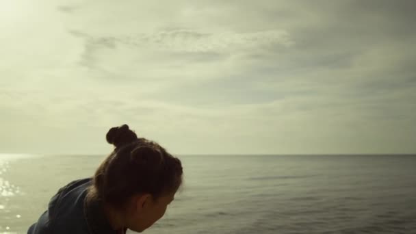 아침 바다에서 노는 신나는아이. 어린 소녀는 해변에서 휴가를 즐긴다. — 비디오